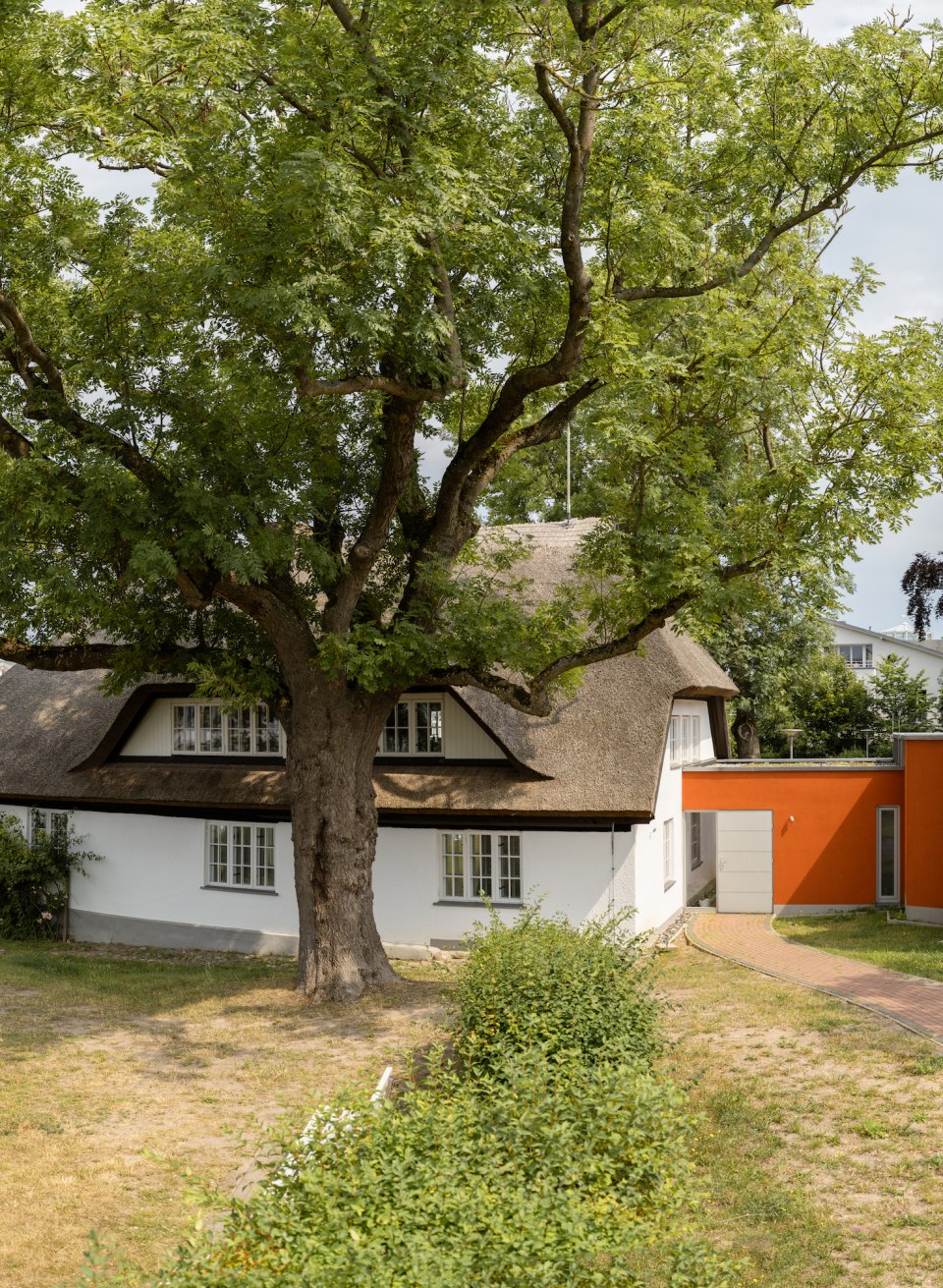 Schick auch von außen: Heimatmuseum Mönchgut, © TMV/Gross Das Heimatmuseum Mönchgut von außen mit Reetdach.