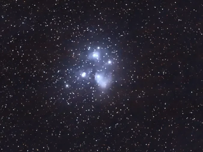 Die Plejaden (M45), nur mit Stativ aufgenommen. Foto: Thomas Storch, © Thomas Storch Die Plejaden (M45), nur mit Stativ aufgenommen. Foto: Thomas Storch, © Thomas Storch