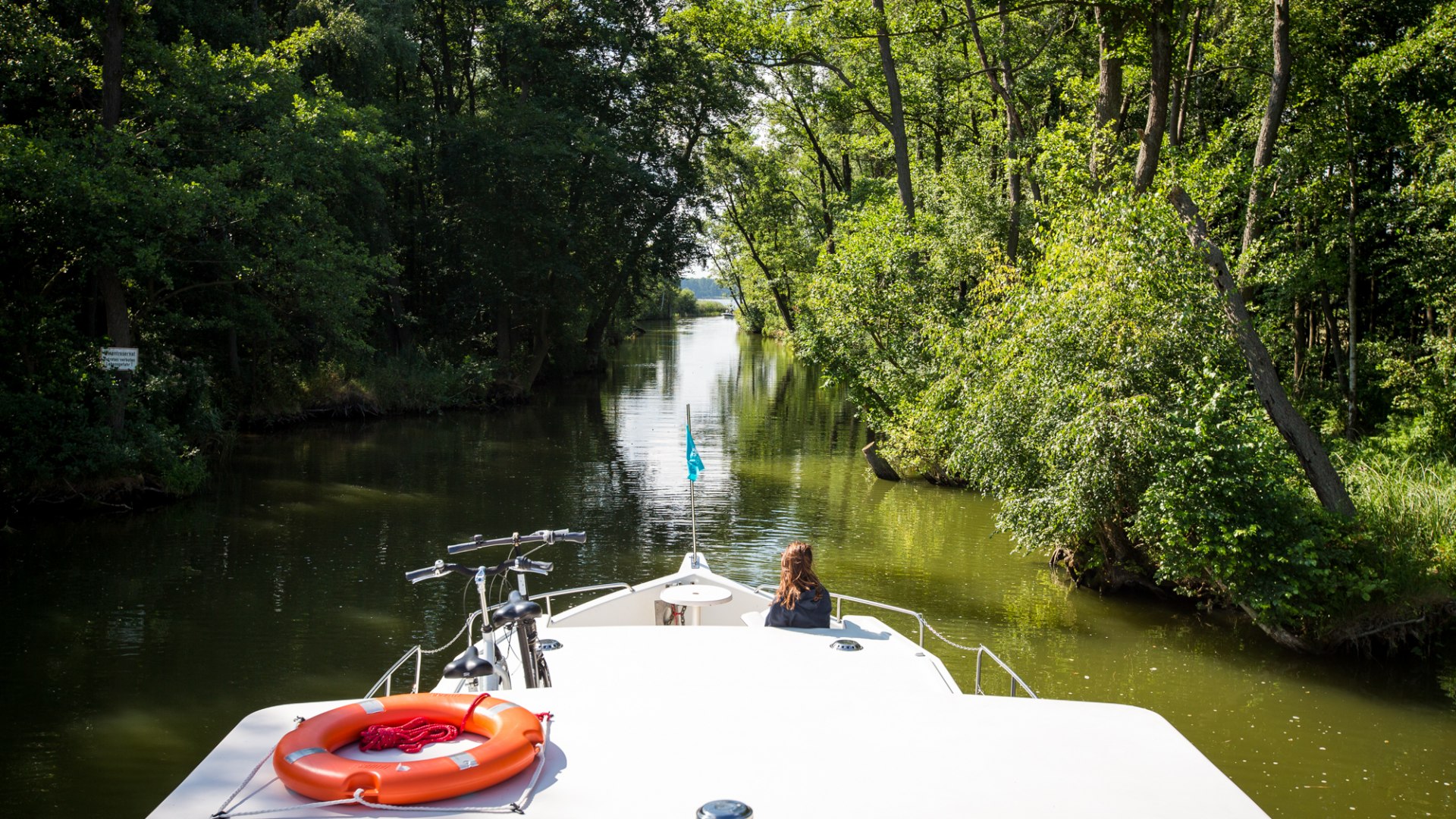 Mit Locaboat durch die Kanäle mit Locaboat // © Sebastian Canaves Mit Locaboat durch die Kanäle mit Locaboat // © Sebastian Canaves