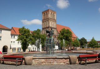 Anklamer Markt mit Springbrunnen // © Photo-Atelier Th. Wiencke Anklamer Markt mit Springbrunnen // © Photo-Atelier Th. Wiencke