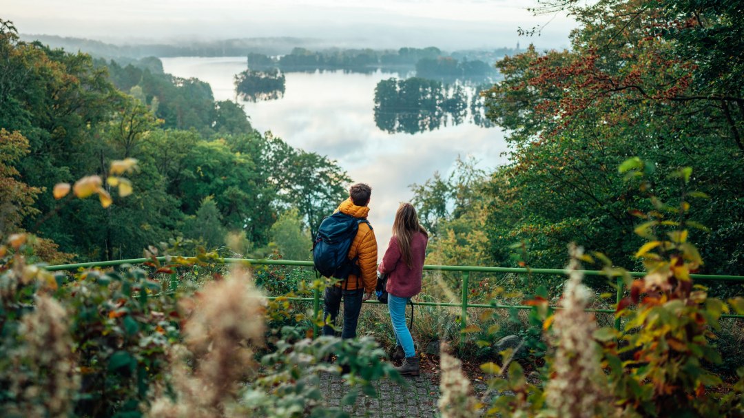 Wandern auf dem Naturparkweg am Aussichtspunkt Reiherberg bei Feldberg, © TMV/Gänsicke Wandern auf dem Naturparkweg am Aussichtspunkt Reiherberg bei Feldberg, © TMV/Gänsicke