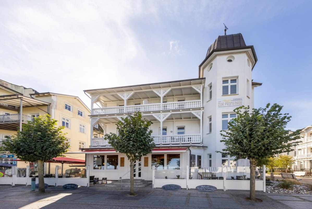 Buitenzicht met terras // &copy; Strandhotel zur Promenade