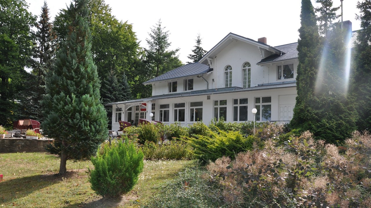 Hotel Weißes Schloß Heringsdorf - Außenansicht Terasse // © MV-T/Fischer Hotel Weißes Schloß Heringsdorf - Außenansicht Terasse // © MV-T/Fischer