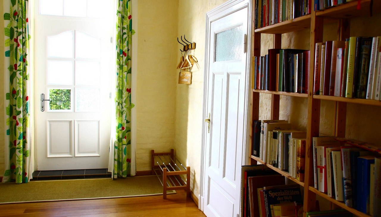 Eingangsbereich mit B&uuml;cherregal, &copy; Andrea Keil