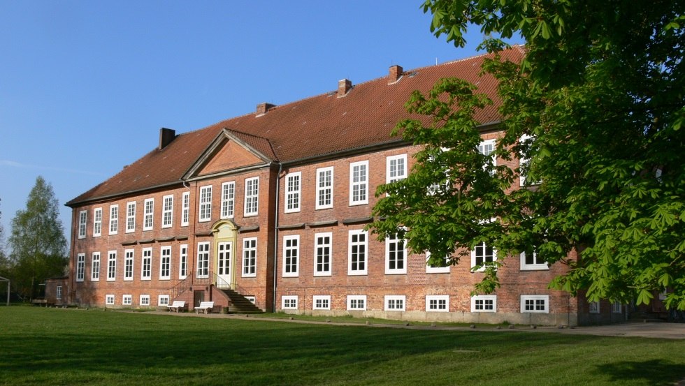 Das Schloss Dreil&uuml;tzow ist malerisch eingebettet in einen gro&szlig;en englischen Landschaftspark, &copy; Schloss Dreil&uuml;tzow/Baerens