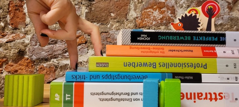 Zwei Finger gehen einen Bücherstapel wie eine Treppe hoch. // © Stadtbibliothek Stralsund Zwei Finger gehen einen Bücherstapel wie eine Treppe hoch. // © Stadtbibliothek Stralsund
