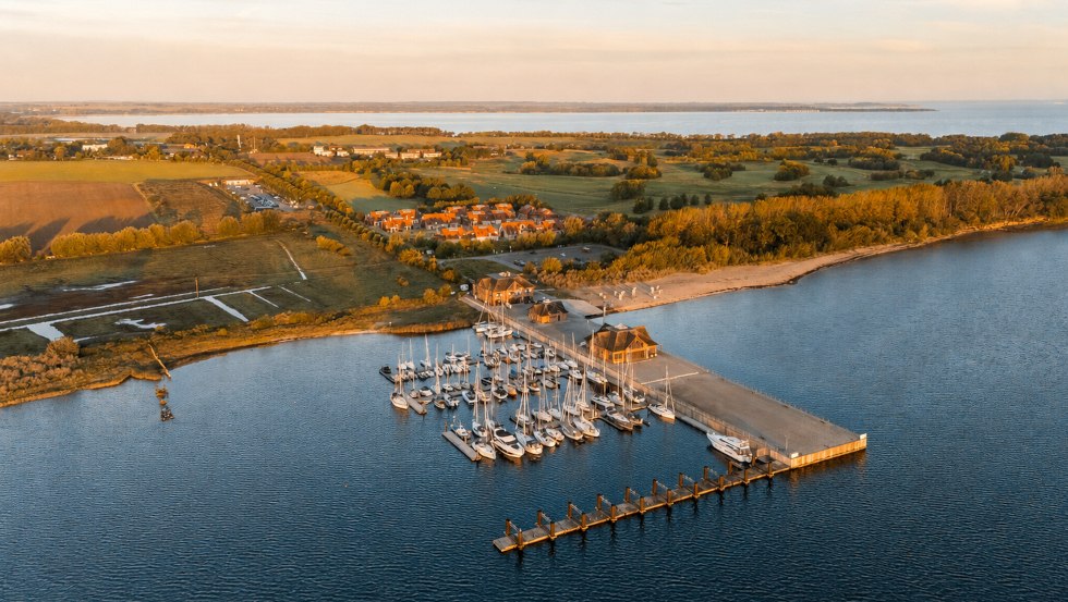 Bades Huk Resort auf einer Halbinsel gelegen und umgeben von Natur und Meer // &copy; Bades Huk Ferienresort