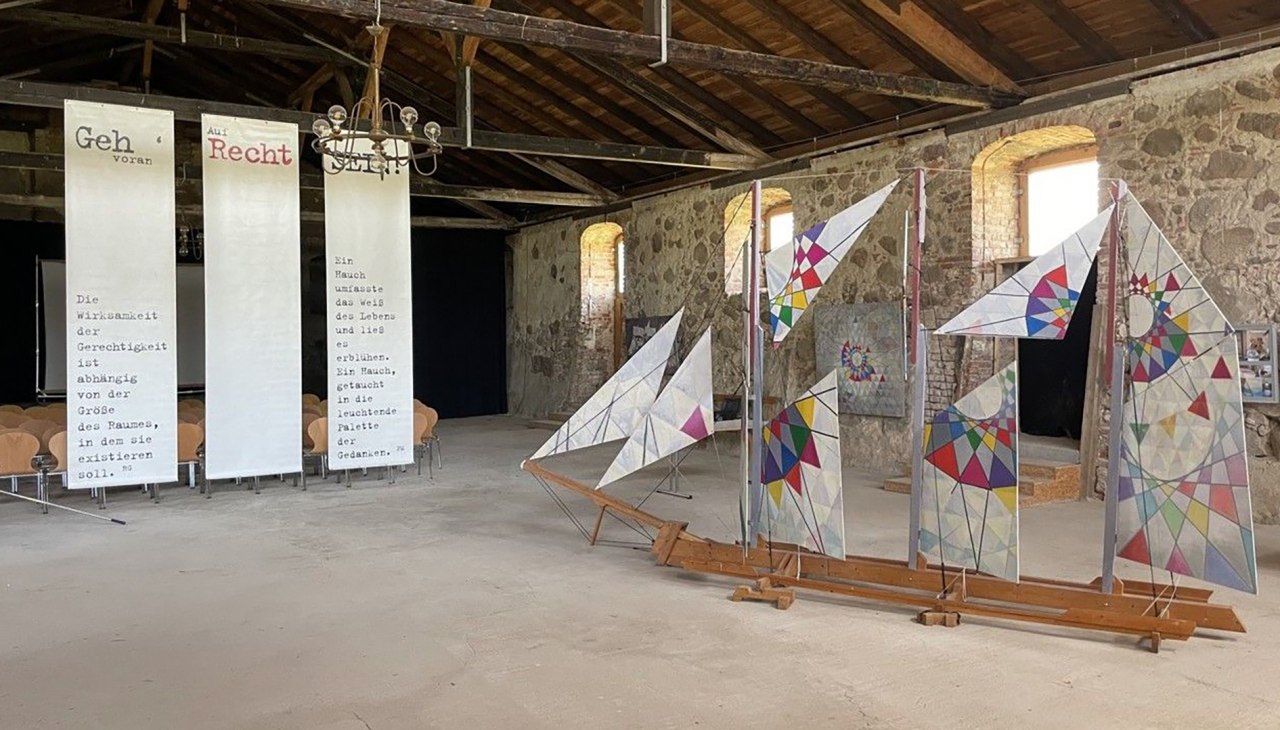 Kunst von Rainer Gra&szlig;muck und Klaus B&ouml;lhoff (Subitow Galerie Klempenow) in der Reithalle auf Schlossgut Broock, &copy; Rainer Gra&szlig;muck