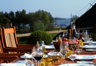 Blick von der Restaurantterrasse in Richtung Hafen // &copy; Martina Evers
