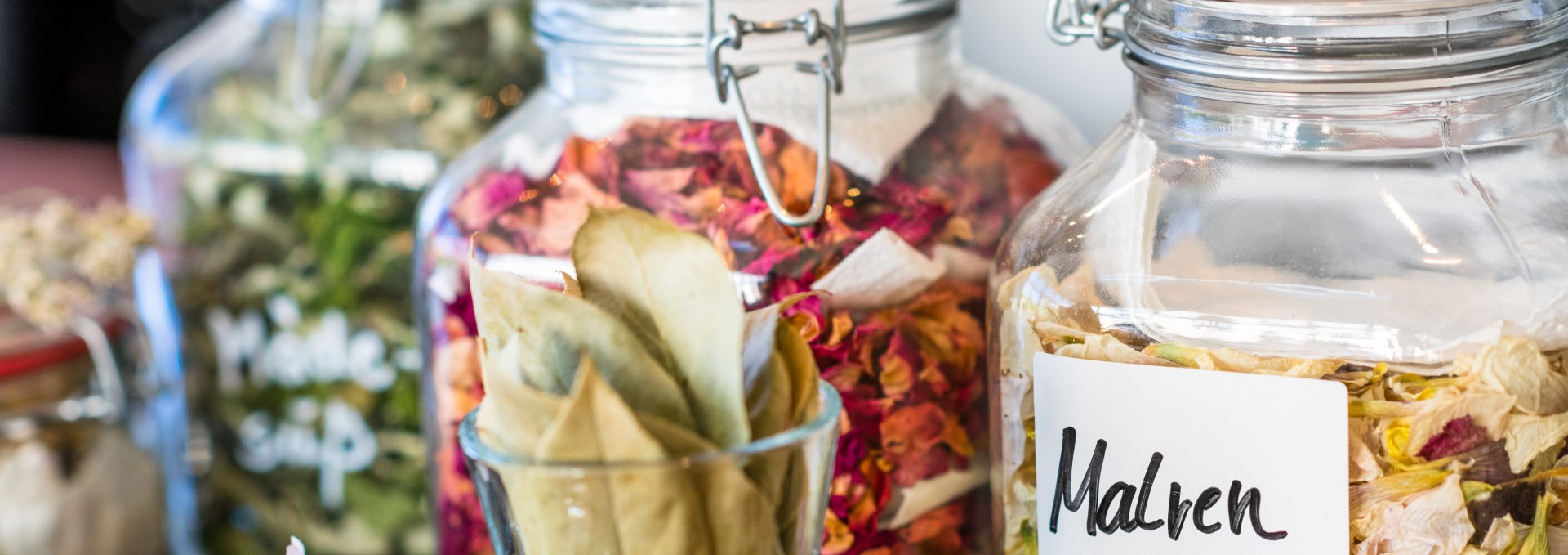 Viele Kr&auml;uter lassen sich zu gesunden Lebensmitteln weiterverarbeiten. // &copy; MV-T/Tiemann