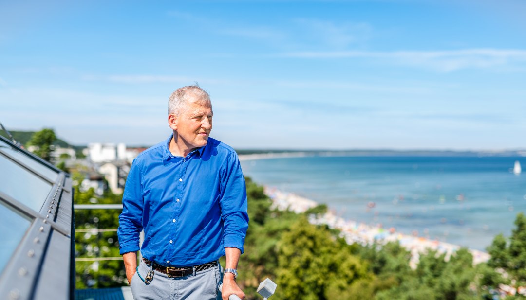 Wolfgang Schewe steht auf dem Dach des Hotel am Meer auf Rügen, © TMV/Tiemann Wolfgang Schewe steht auf dem Dach des Hotel am Meer auf Rügen und schaut auf die Ostsee.
