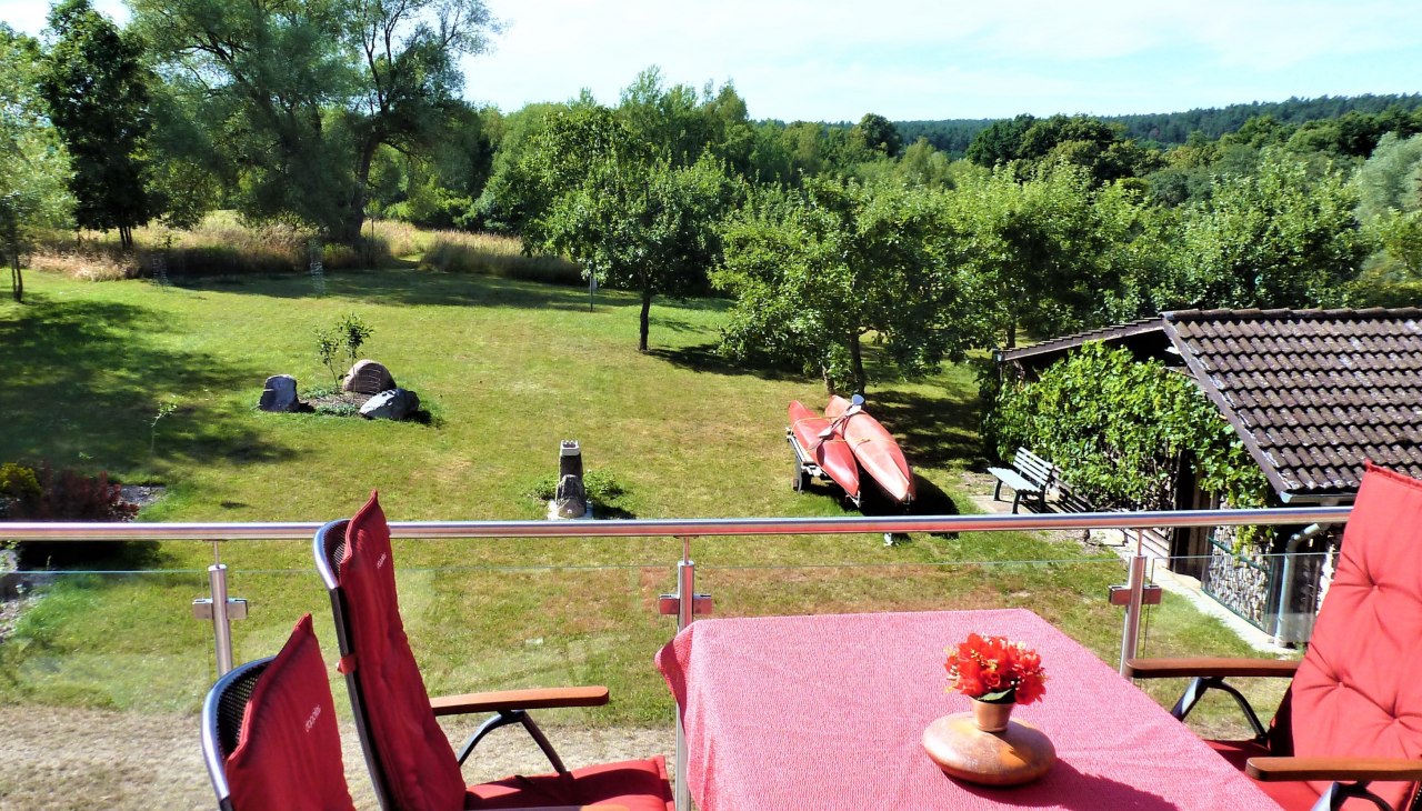 Aussicht vom Balkon zur Liegewiese mit Lagerfeuerplatz, © Manfred Sohn Aussicht vom Balkon zur Liegewiese mit Lagerfeuerplatz, © Manfred Sohn