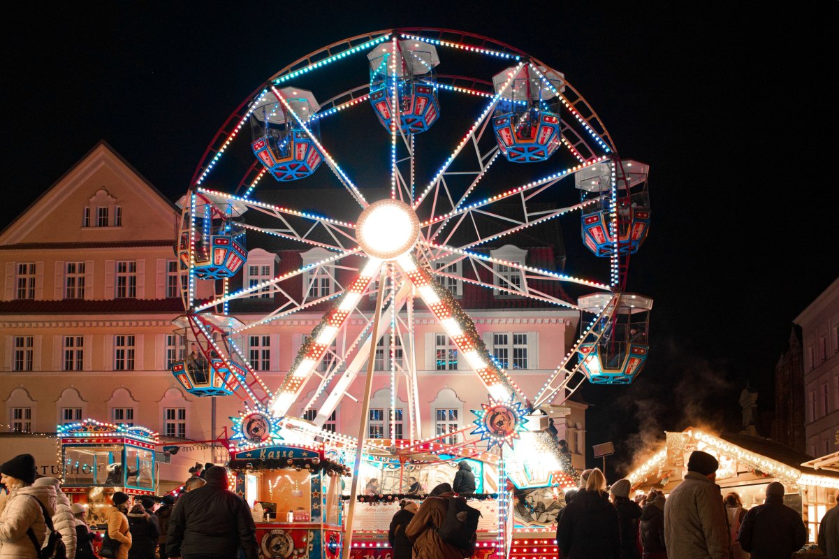 Der Stralsunder Weihnachtsmarkt wird um 17 Uhr mit dem traditionellen Stollenanschneiden feierlich eröffnet. // © Stadtwerke Stralsund SwenLewerenz Der Stralsunder Weihnachtsmarkt wird um 17 Uhr mit dem traditionellen Stollenanschneiden feierlich eröffnet. // © Stadtwerke Stralsund SwenLewerenz