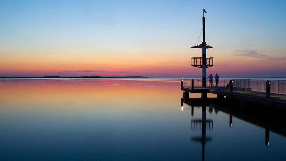 Sonnenuntergang an der Seebr&uuml;cke im Ferienpark M&uuml;ritz &ndash; ein Traum-Panorama. // &copy; Ferienpark Mirow GmbH
