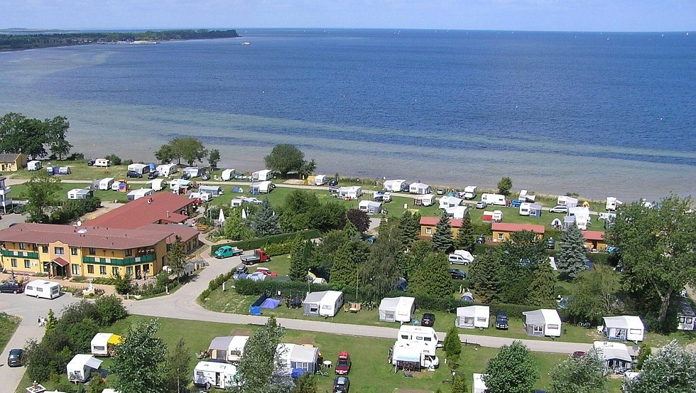 Campingplatz von oben mit Blick über die Rezeption // © Ostseecamping Ferienpark Zierow KG Campingplatz von oben mit Blick über die Rezeption // © Ostseecamping Ferienpark Zierow KG