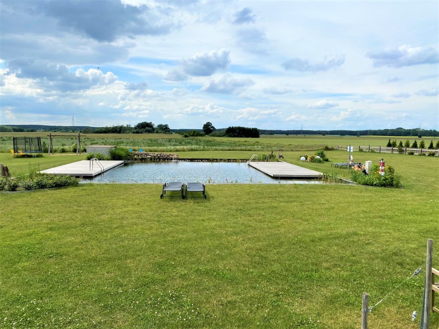 Uitzicht over onze natuurlijke zwemvijver in de verte., © Brigitte Leberl Uitzicht over onze natuurlijke zwemvijver in de verte., © Brigitte Leberl