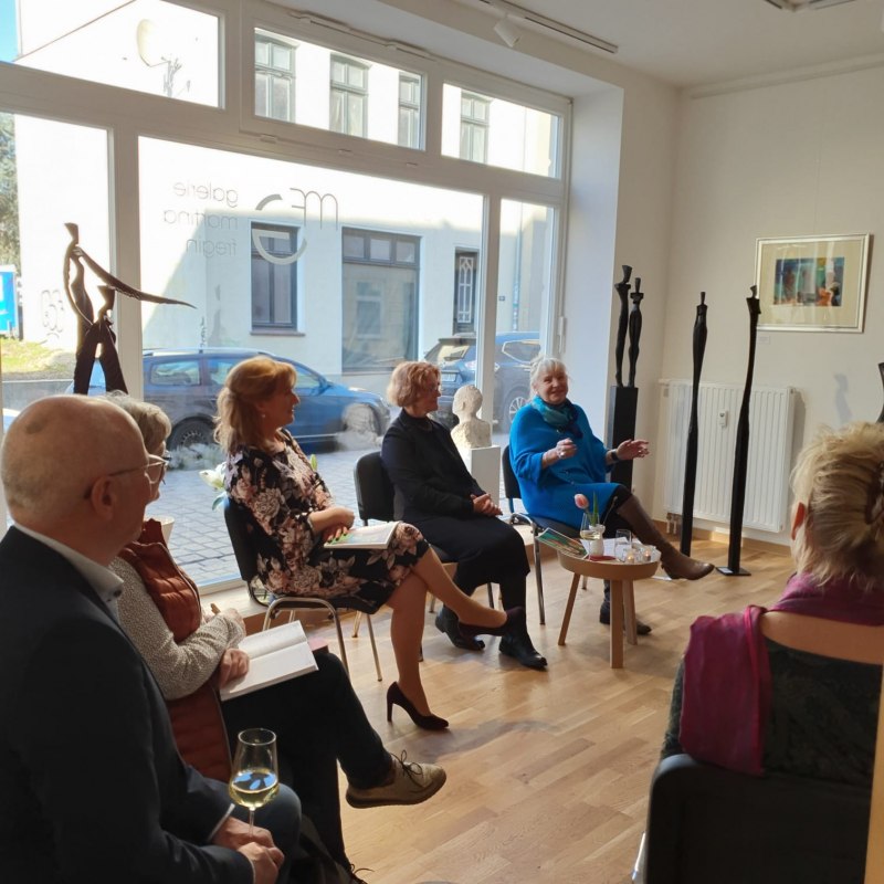Kunstenaarsgesprek met Karin Zimmermann (van links naar rechts: Martina Fregin, Karin Zimmermann, Ditte Clemens) // &copy; Annette Hintz