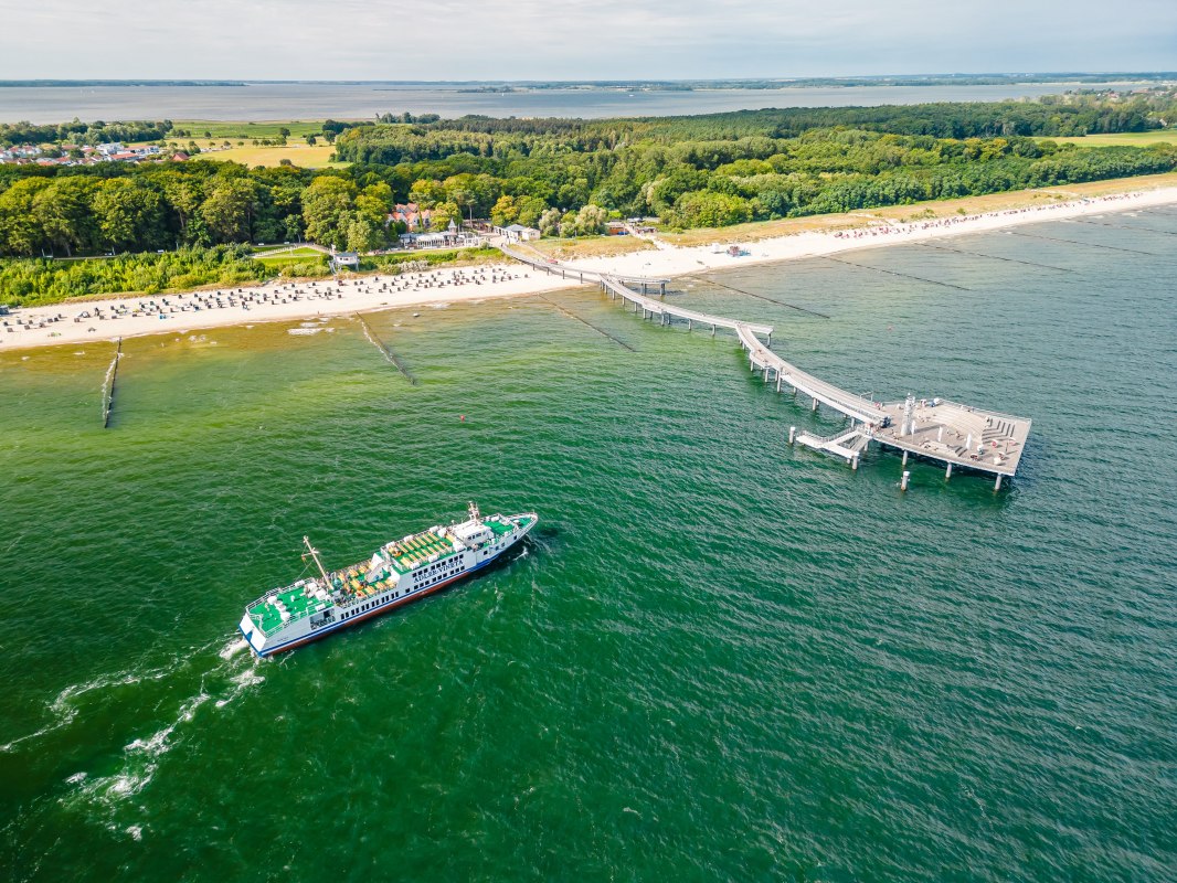 Die "MS" Vineta aus der Flotte der Adler Schiffe f&auml;hrt auf die Seebr&uuml;cke Koserow auf Usedom zu. // &copy; Sven Lewerenz