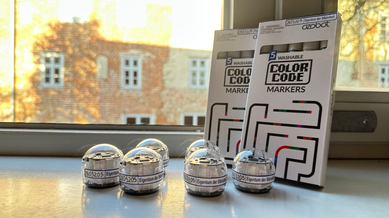 6 Ozobots met instructies op de vensterbank van de stadsbibliotheek // &copy; Stadtbibliothek Stralsund