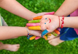 Ein Foto von bunt bemalten Kinderhänden // © yanadjan/Adobe-Stock Ein Foto von bunt bemalten Kinderhänden // © yanadjan/Adobe-Stock