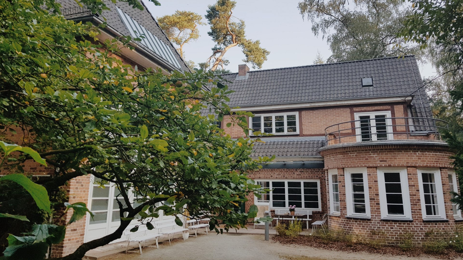 Das Ernst Barlach Atlelierhaus in Güstrow von außen mit weißen Bänken davor. // Das Ernst Barlach Atlelierhaus in Güstrow // © Christin Sobeck Das Ernst Barlach Atlelierhaus in Güstrow von außen mit weißen Bänken davor.