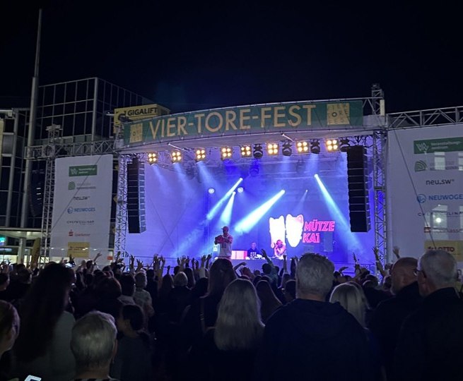 Konzert auf der Hauptbühne des Vier-Tore-Festes // © Veranstalter Konzert auf der Hauptbühne des Vier-Tore-Festes // © Veranstalter