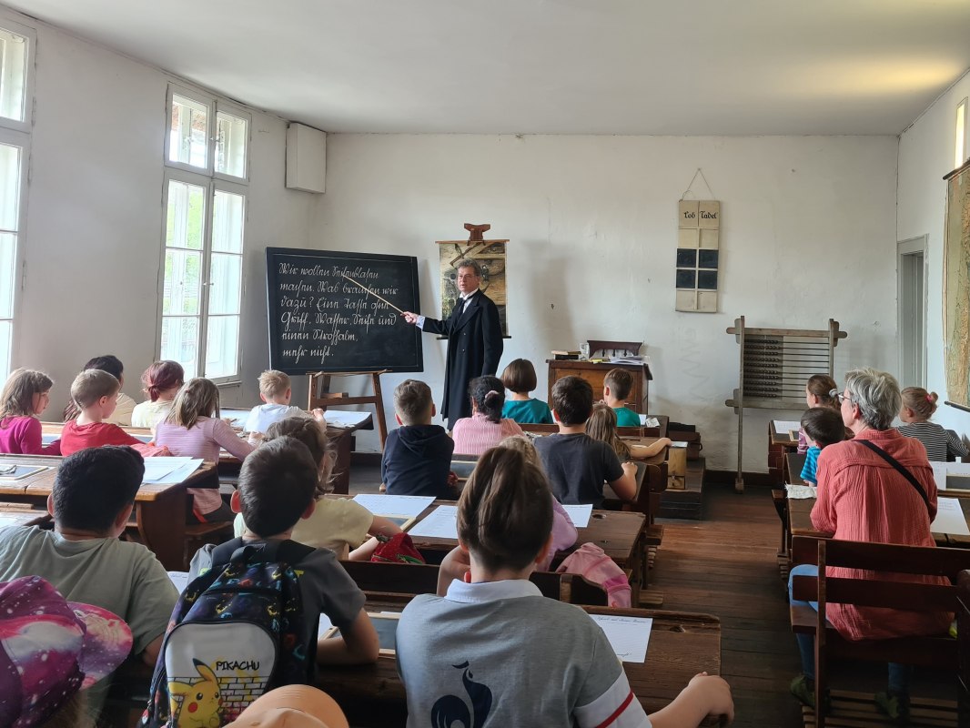 Schulstunde wie früher mit dem "Dorfschullehrer" Lutz Dettmann, © Fred-Ingo Pahl Schulstunde wie früher mit dem "Dorfschullehrer" Lutz Dettmann, © Fred-Ingo Pahl