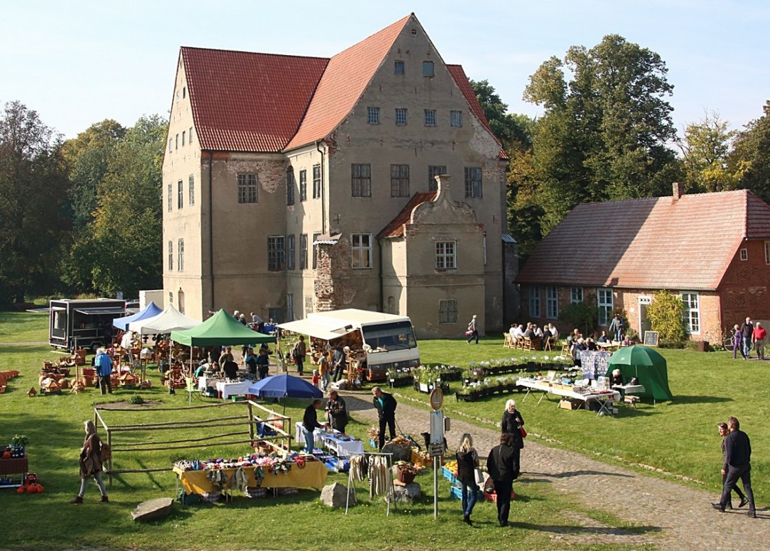 Herbstmarkt in Ludwigsburg // © Archiv Förderverein Schloss- und Gutshofanlage Ludwigsburg e. V. Herbstmarkt in Ludwigsburg // © Archiv Förderverein Schloss- und Gutshofanlage Ludwigsburg e. V.