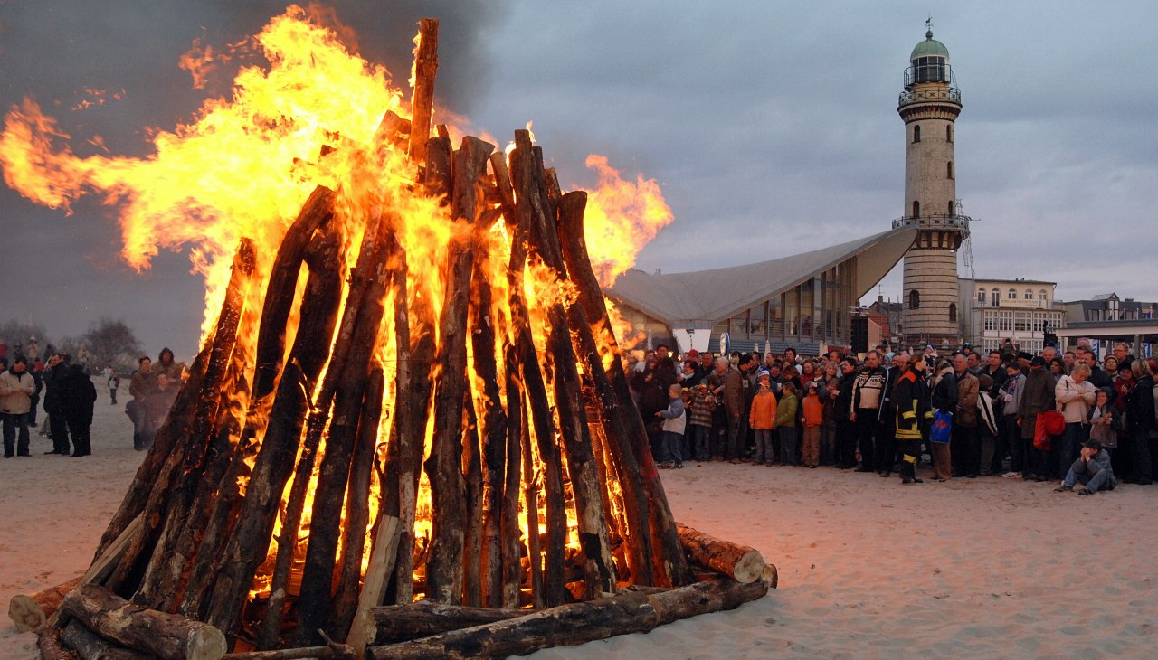 Osterfeuer am Strand, &copy; Joachim Kloock