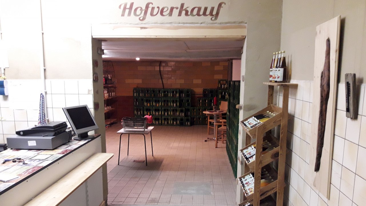 Lohnwareausgabe mit Blick auf den Hofverkauf // &copy; Leithoff