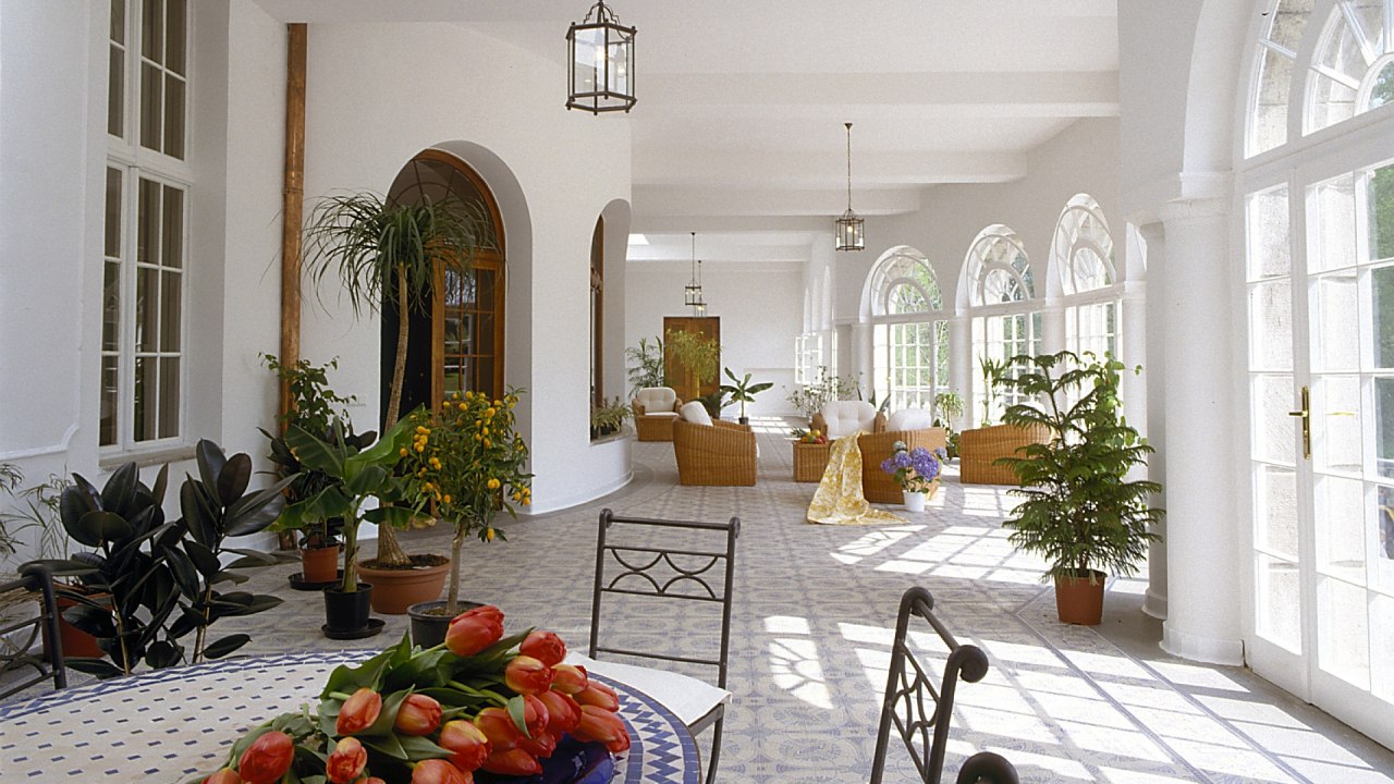 Serre op het zuiden, zelfs heerlijk op regenachtige dagen // &copy; Jagdschloss Bellin