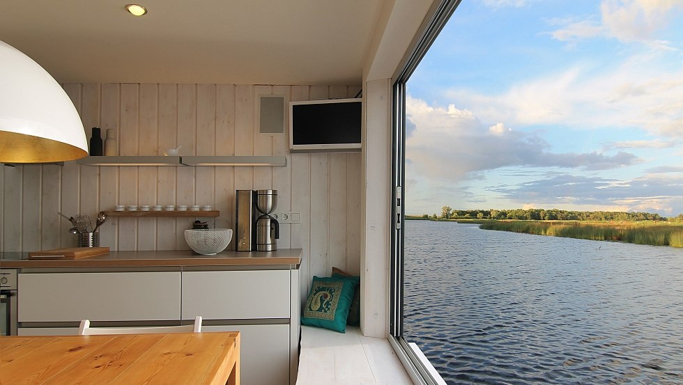 Uitzicht op de Prerow stroom vanuit de keuken, © Andrea Schulz Uitzicht op de Prerow stroom vanuit de keuken, © Andrea Schulz