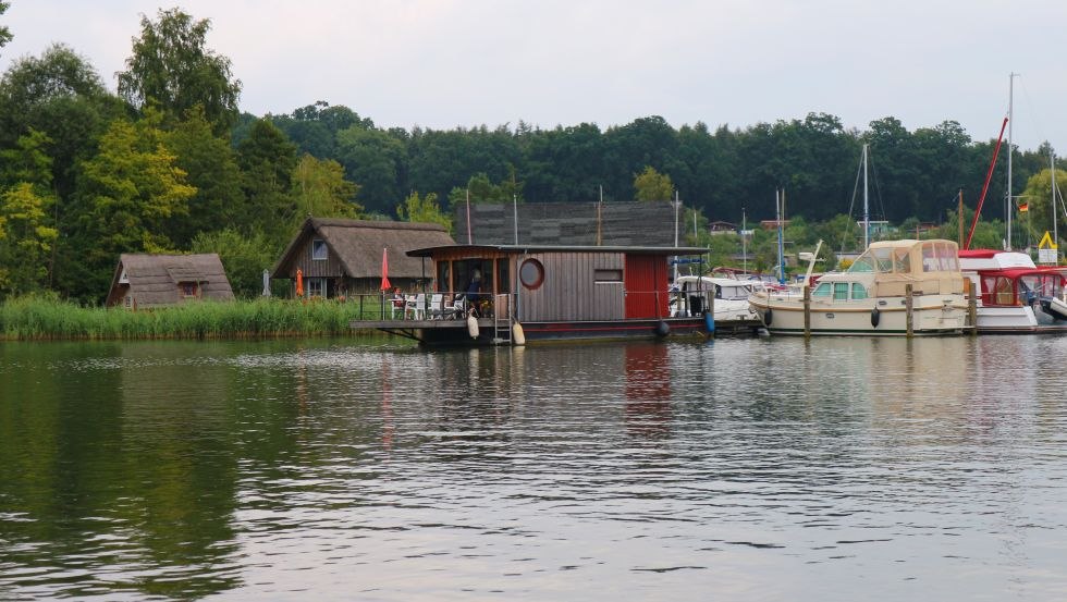 Ein Hausboot steht auf dem Heidensee in Schwerin. Der Heidensee liegt zwischen dem Schweriner See und dem Ziegelsee., © TMV/Sebastian Hugo Witzel Ein Hausboot steht auf dem Heidensee in Schwerin. Der Heidensee liegt zwischen dem Schweriner See und dem Ziegelsee., © TMV/Sebastian Hugo Witzel