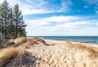 K&uuml;stenwald-Wanderung &raquo;Zwischen Wellenrauschen und Waldgefl&uuml;ster&laquo; // &copy; Andr&eacute; Pristaff / TuK