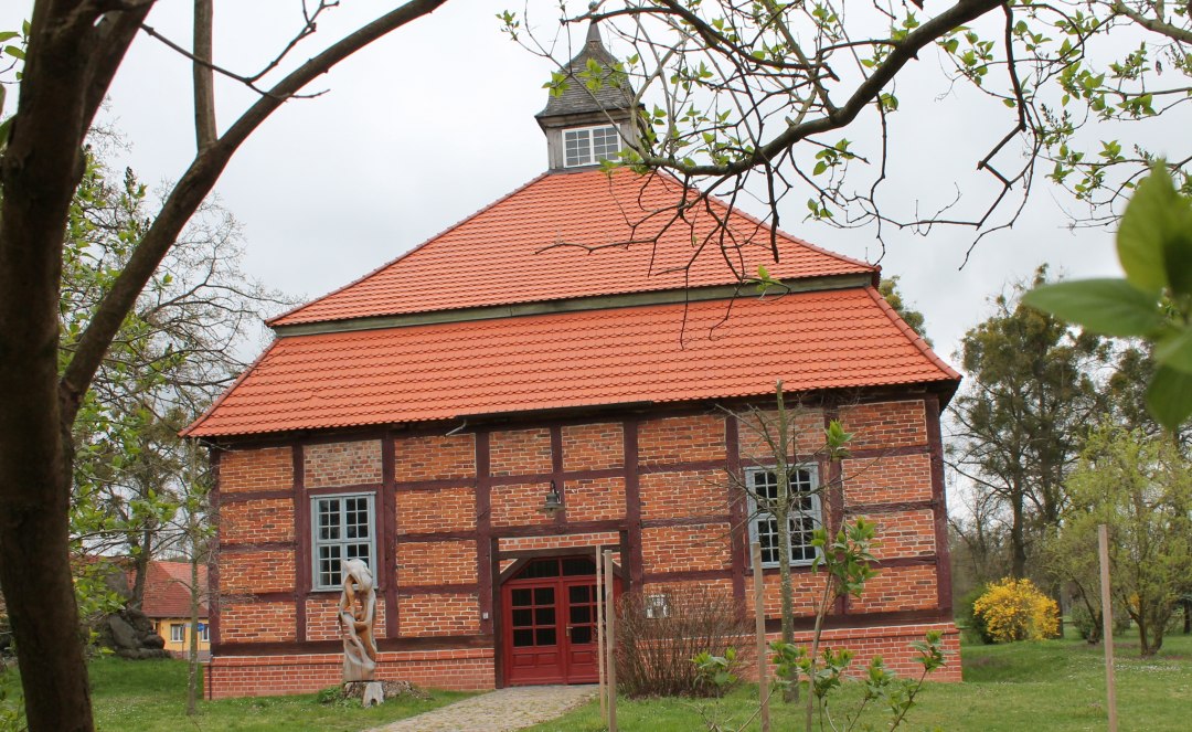 Ein beliebter Treffpunkt bei Kunstfreunden: die Rempliner Kunstkapelle., © Thomas Koch