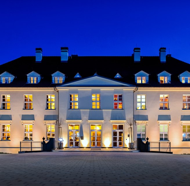 Das angenehme Gefühl angekommen zu sein, einmal die Zeit fast stillstehen zu lassen und den Moment als solchen in vollen Zügen genießen. Für uns der Inbegriff des „Willkommen sein“. Ihr Besuch bei uns soll Ihnen genau das bescheren und gerne auch die Sehnsucht wecken, die außergewöhnliche Gastlichkeit in Rattey wieder erleben zu wollen., © Inselmühle Usedom GmbH | Hotel Schloss Rattey Das angenehme Gefühl angekommen zu sein, einmal die Zeit fast stillstehen zu lassen und den Moment als solchen in vollen Zügen genießen. Für uns der Inbegriff des „Willkommen sein“. Ihr Besuch bei uns soll Ihnen genau das bescheren und gerne auch die Sehnsucht wecken, die außergewöhnliche Gastlichkeit in Rattey wieder erleben zu wollen., © Inselmühle Usedom GmbH | Hotel Schloss Rattey