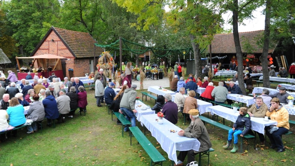 Musik und Tanz auf dem Schlachte- und Kartoffelfest, dem großen Eröffnungsfest der 2. Tüffelwochen, © TMV / Foto@Andreas-Duerst.de Musik und Tanz auf dem Schlachte- und Kartoffelfest, dem großen Eröffnungsfest der 2. Tüffelwochen, © TMV / Foto@Andreas-Duerst.de