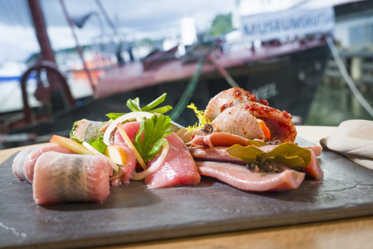 Onze haringmarinades - een origineel uit onze vismakerij // &copy; Kutter- und K&uuml;stenfisch R&uuml;gen GmbH