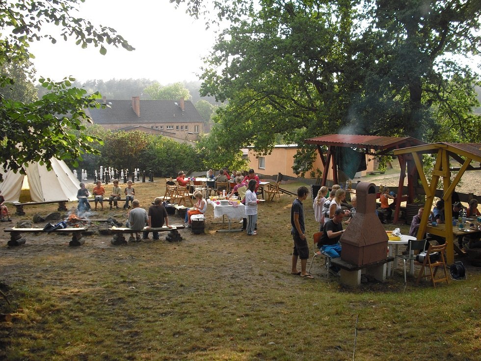 Gemeinsames Abendessen auf dem Grillplatz. // © Zebef e.V. Gemeinsames Abendessen auf dem Grillplatz. // © Zebef e.V.