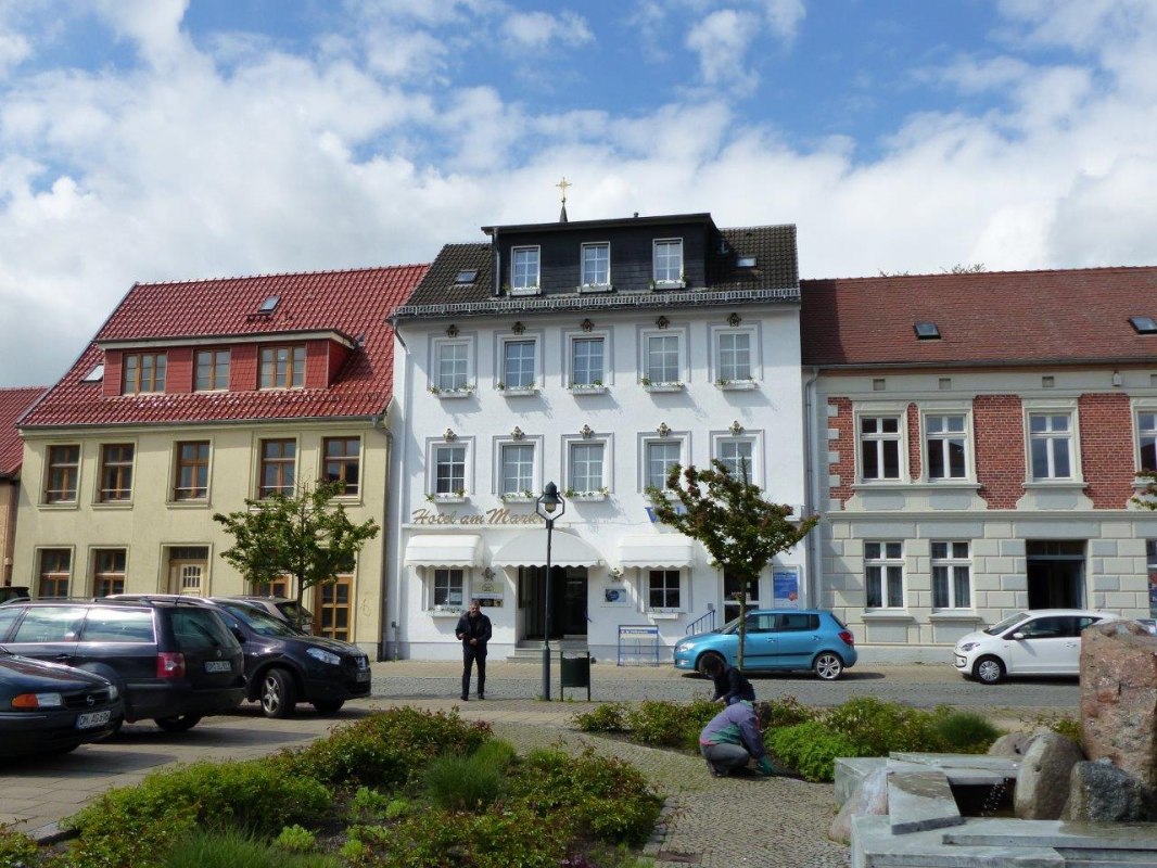 Hotel direct aan de markt in Loitz // &copy; Walter Oster
