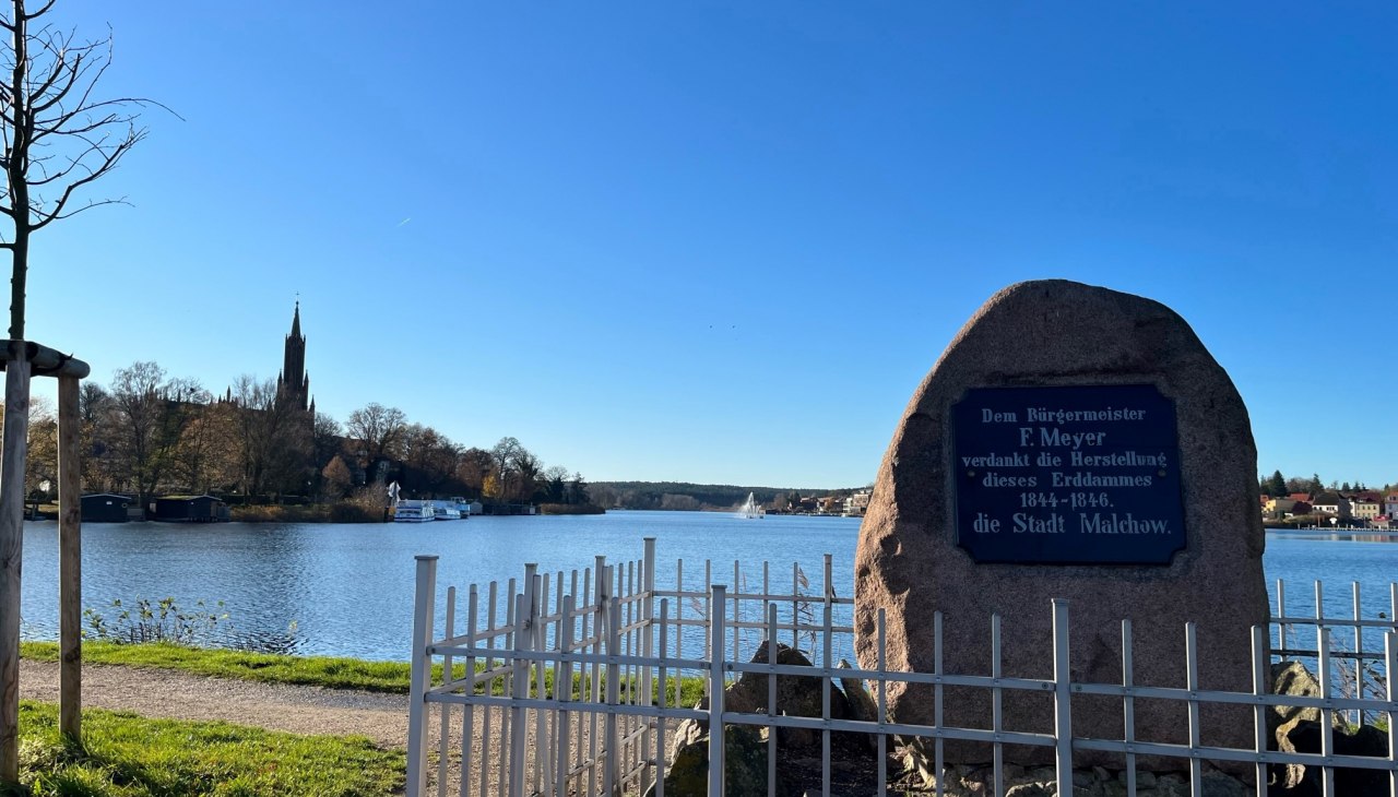 Gedenkstein auf dem Erddamm, © Tourist-Information Malchow Gedenkstein auf dem Erddamm, © Tourist-Information Malchow