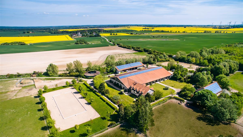 Blick &uuml;ber den Hof Peenetal und den angrenzenden Kummerower See // &copy; J. Bombis