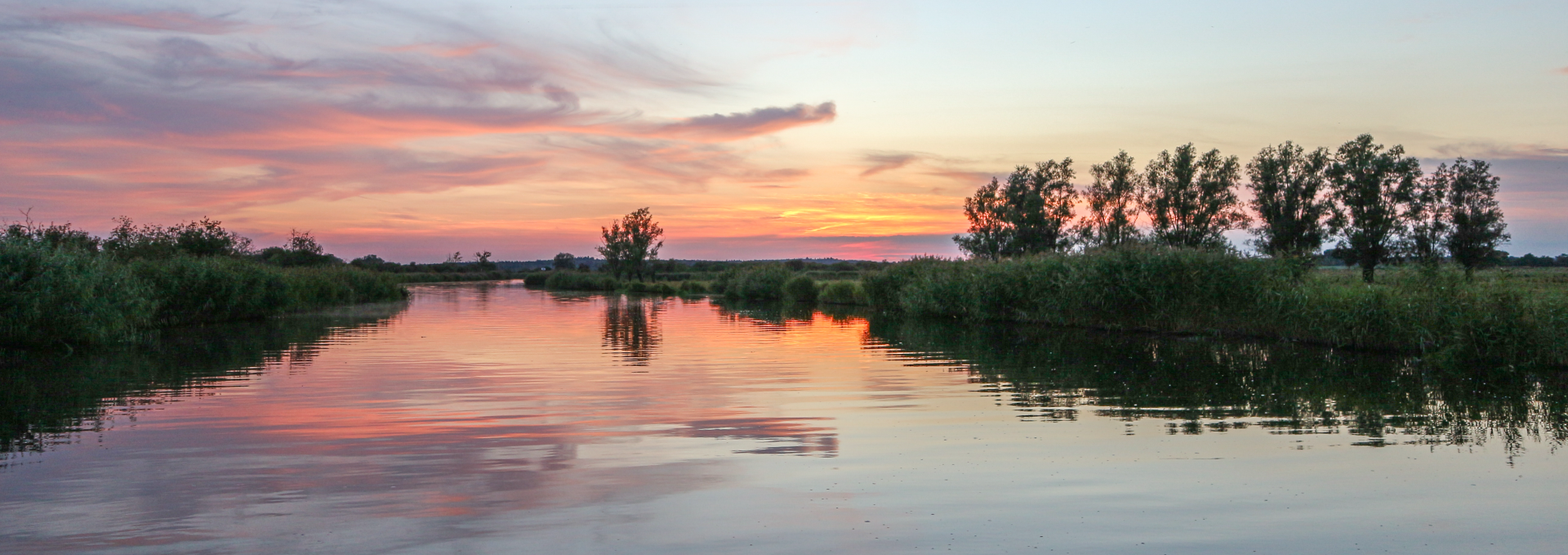 Unterwegs mit dem Hausboot zum Sonnenuntergang auf der Peene // © MV-T/Witzel Unterwegs mit dem Hausboot zum Sonnenuntergang auf der Peene // © MV-T/Witzel