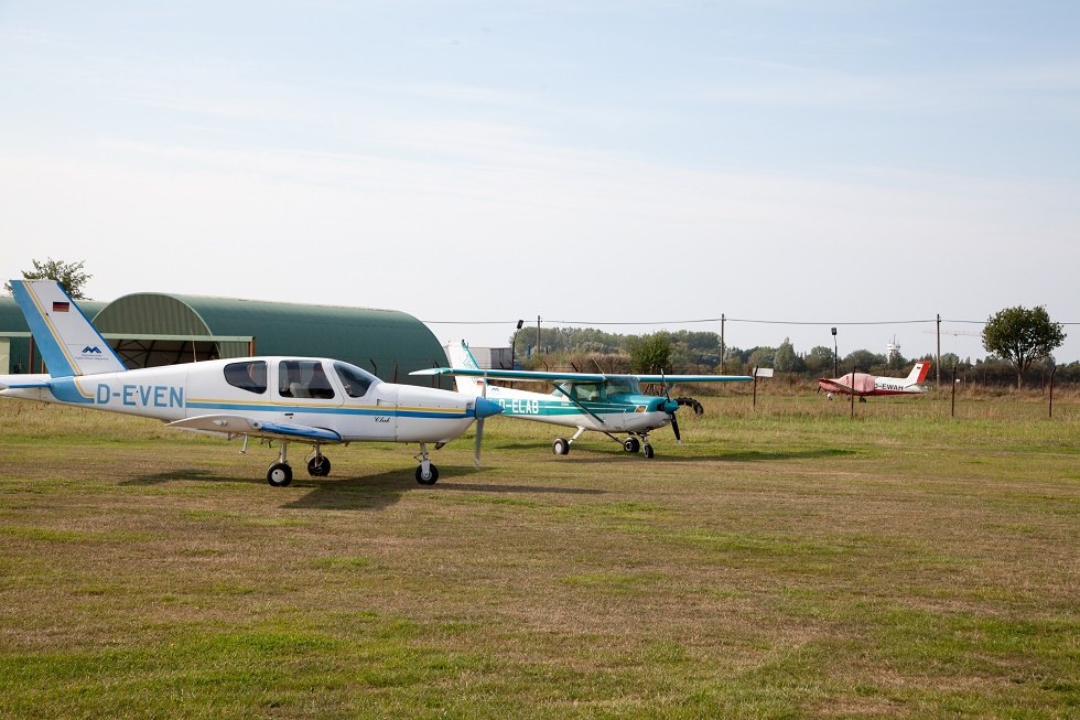 Wismar-flyvepladsen med fly og hangar. // &copy; Frank Burger