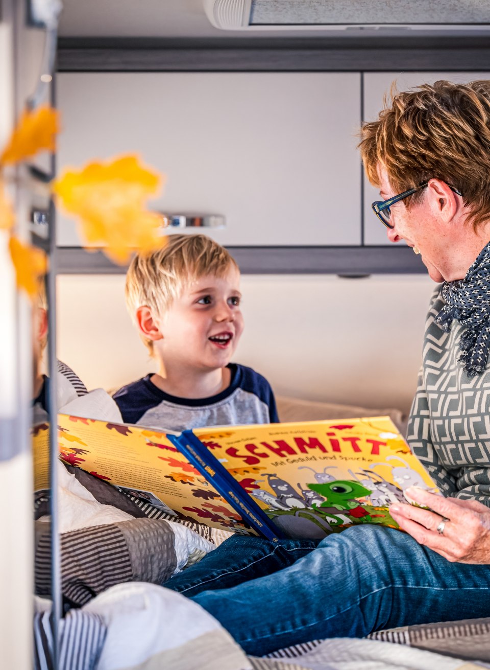 Ome leest haar kleinzoon een verhaaltje voor het slapengaan in de camper. // Oma leest het perfecte verhaaltje voor het slapengaan // © MV-T/Tiemann Ome leest haar kleinzoon een verhaaltje voor het slapengaan in de camper.