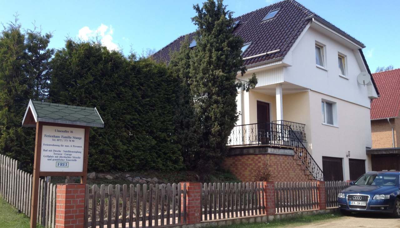 Terrasse und Garten blickgesch&uuml;tzt durch Koniferen, &copy; S. Stange