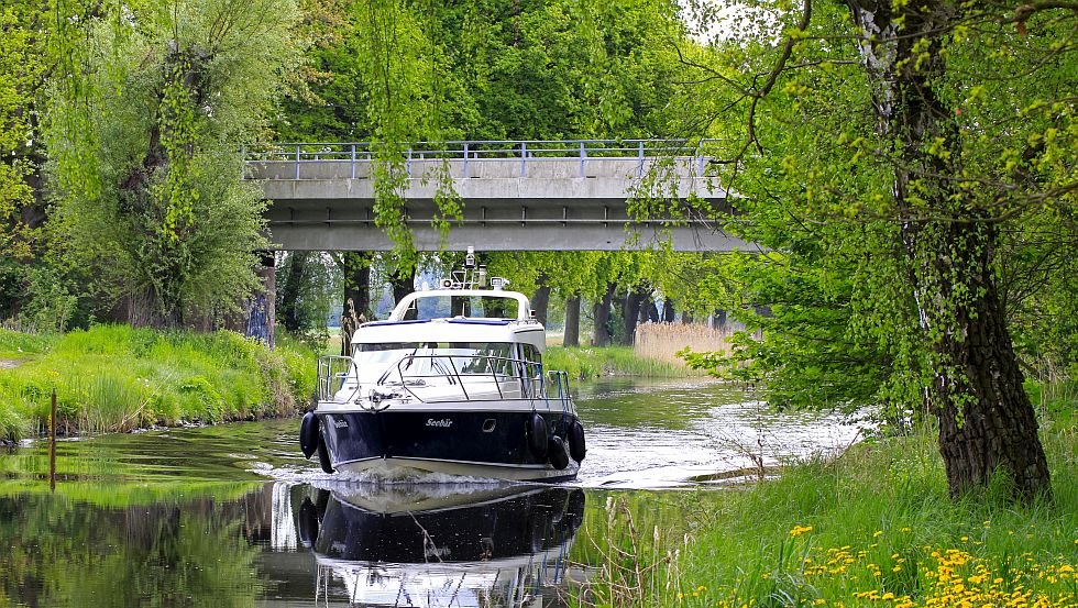 Mit dem Hausboot auf der Elde-Müritz-Wasserstraße kann man Natur aus der Nähe bewundern, © Ralf Ottmann