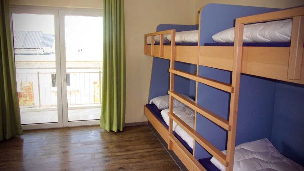 Grote kamers en rolstoeltoegankelijke bedden - opklapbaar aan de bovenkant, © DJH MV Grote kamers en rolstoeltoegankelijke bedden - opklapbaar aan de bovenkant, © DJH MV