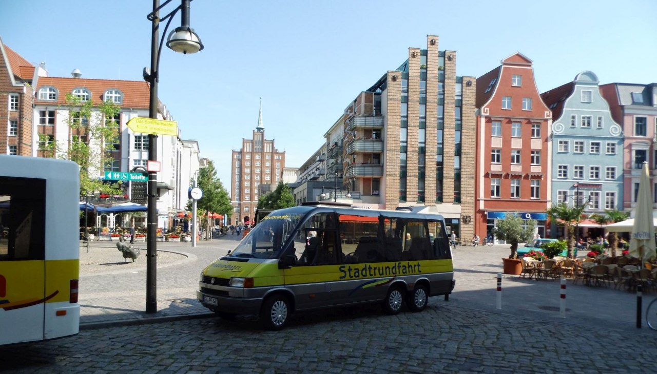 Unser 12-Sitzer Panoramabus am Universitätsplatz, © © SF Unser 12-Sitzer Panoramabus am Universitätsplatz, © © SF