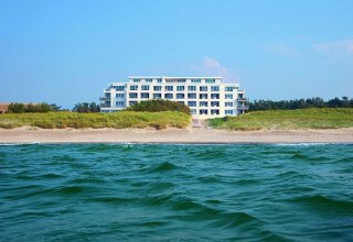 Direkt am Strand der Ostsee, auf der Düne gelegen mit dem besten Blick auf die ruhige Künstenlandschaft und die endlos weite See // © Strandhotel Dünenmeer Direkt am Strand der Ostsee, auf der Düne gelegen mit dem besten Blick auf die ruhige Künstenlandschaft und die endlos weite See // © Strandhotel Dünenmeer